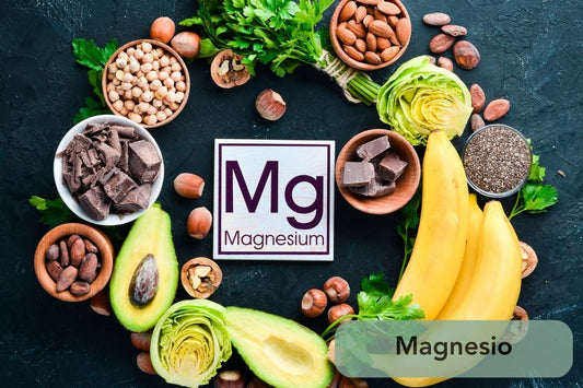 Alimentos ricos en magnesio, como plátanos, aguacates y chocolate oscuro, con una señal que muestra "Mg".