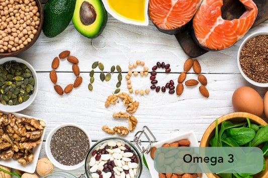 Alimentos ricos en ácidos grasos Omega-3, como salmón, aguacate y nueces, formando la palabra "Omega 3"