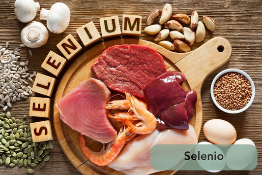 Selección de alimentos que contienen selenio, como salmón, pollo y almendras, con una señal que muestra "Se" que es el elemento del selenio o selenium en ingles